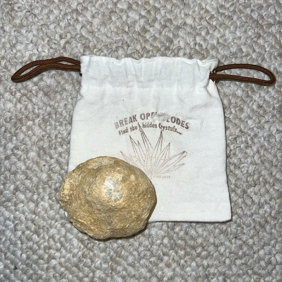 Break open Geode | DIY hidden crystals - Picture 1 of 5